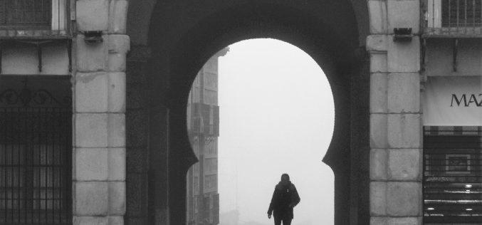 Arco de la Sangre entre niebla